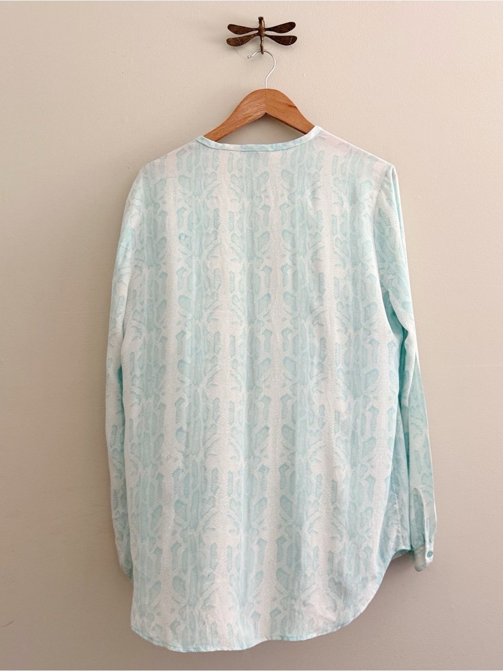 Equipment Femme Silk Reptile Snakeskin Print Aqua White Blouse size Large - Picture 2 of 5